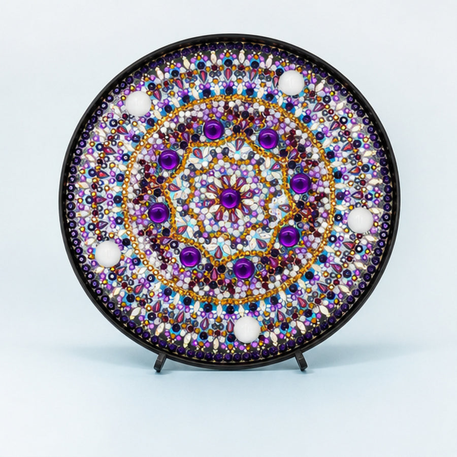 Diamond Painting Rond Lampje Amethist Mandala op een lichtblauwe achtergrond