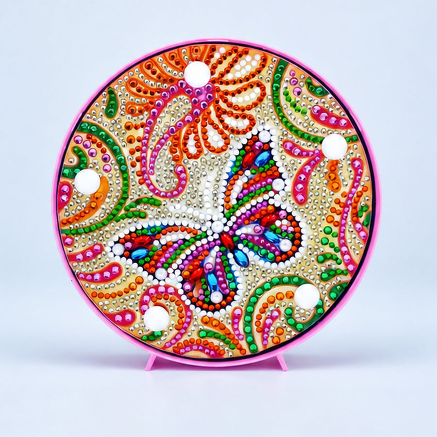Diamond Painting Rond Lampje Kleurrijke Vlinder op een lichtblauwe achtergrond