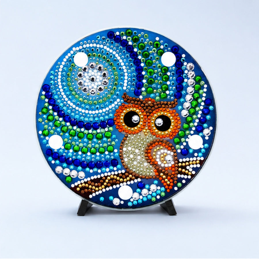 Diamond Painting Rond Lampje Uil en Maan op een lichtblauwe achtergrond