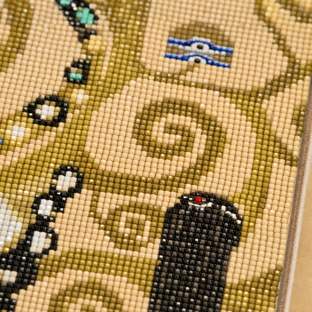 Detail van steentjes en motieven in de Gustav Klimt Levensboom