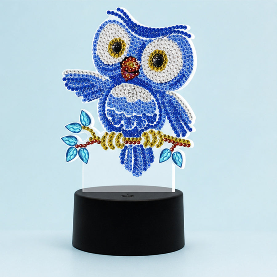 Diamond Painting 3D Lamp Uil op een lichtblauwe achtergrond