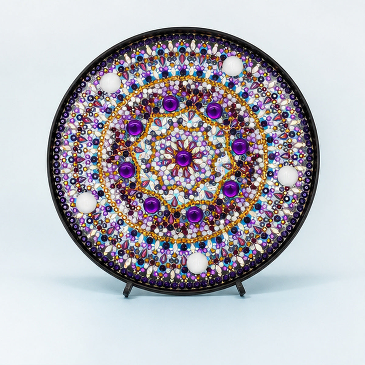 Diamond Painting Rond Lampje Amethist Mandala op een lichtblauwe achtergrond