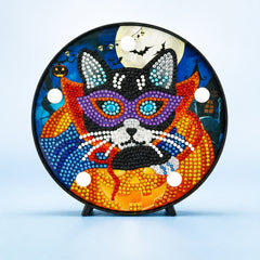 Diamond Painting Rond Lampje Gemaskerde Kat op een lichtblauwe achtergrond