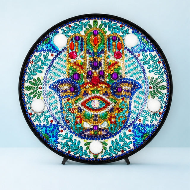 Diamond Painting Rond Lampje Hamsa Hand op een lichtblauwe achtergrond