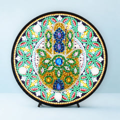 Diamond Painting Rond Lampje Hamsa Hand Mandala op een lichtblauwe achtergrond