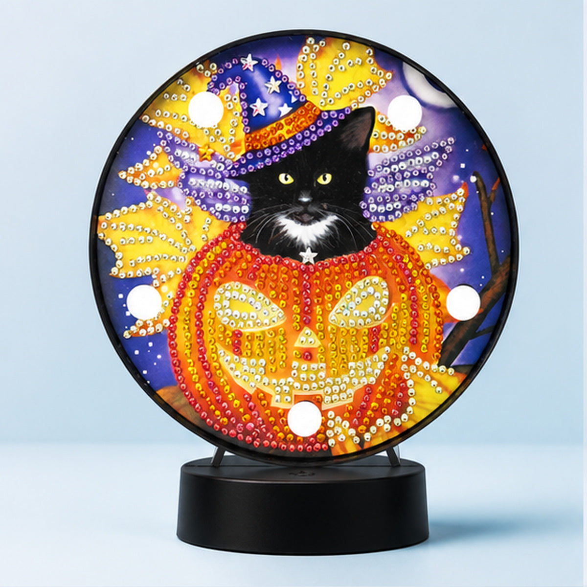 Diamond Painting Rond Lampje Kat in Pompoen op een lichtblauwe achtergrond