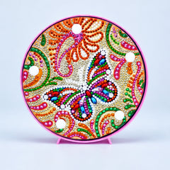 Diamond Painting Rond Lampje Kleurrijke Vlinder op een lichtblauwe achtergrond