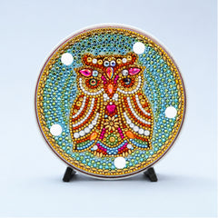 Diamond Painting Rond Lampje Slaperige Uil op een lichtblauwe achtergrond