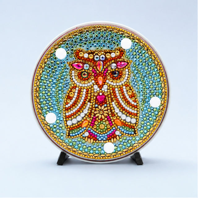 Diamond Painting Rond Lampje Slaperige Uil op een lichtblauwe achtergrond