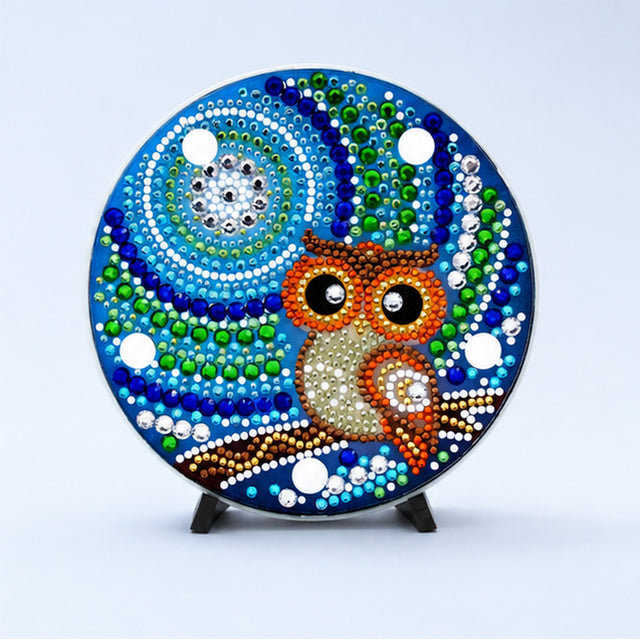 Diamond Painting Rond Lampje Uil en Maan op een lichtblauwe achtergrond