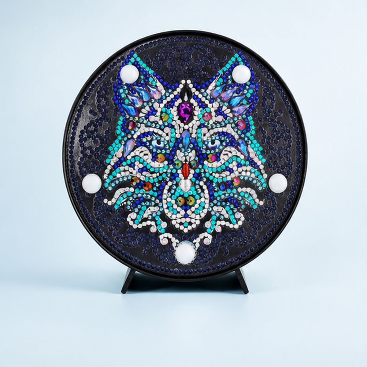 Diamond Painting Rond Lampje Wolf op een lichtblauwe achtergrond